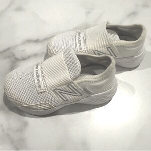 NWOT - New Balance toddler flyknit elastic band sneakers in White size 7